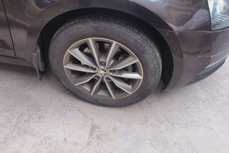 Used Skoda Octavia 2018 TSI230 DSG Comfort Edition Right Front Wheel Hub