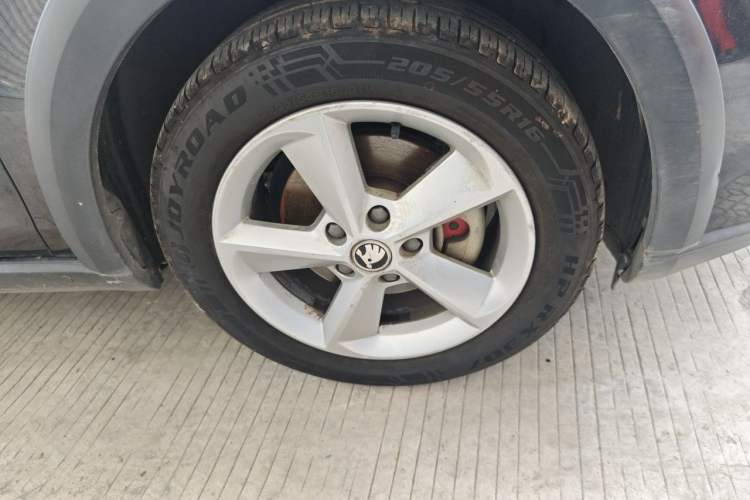 Used Skoda Octavia 2018 Station Wagon TSI230 DSG Comfort Edition Right Front Wheel Hub