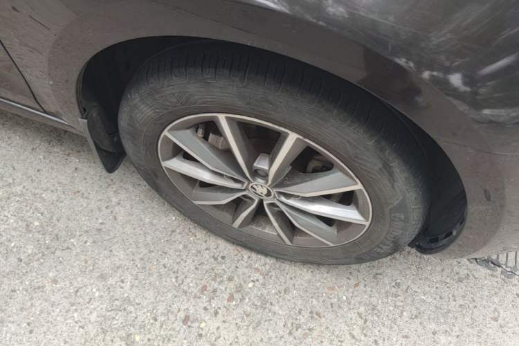 Used Skoda Octavia 2018 TSI230 DSG Comfort Edition Right Front Wheel Hub