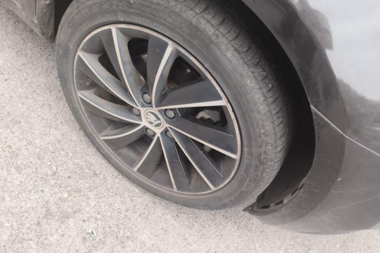 Used Skoda Octavia 2018 TSI280 DSG Luxury Edition Right Front Wheel Hub