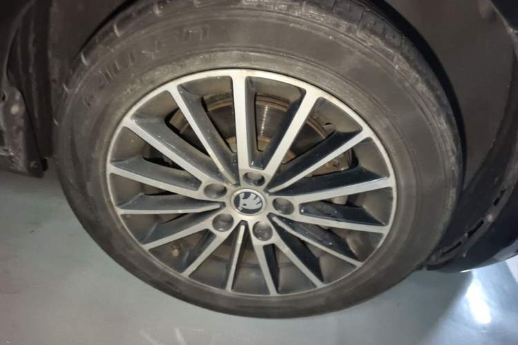 Used Skoda Octavia 2018 TSI230 DSG Luxury Edition Right Front Wheel Hub