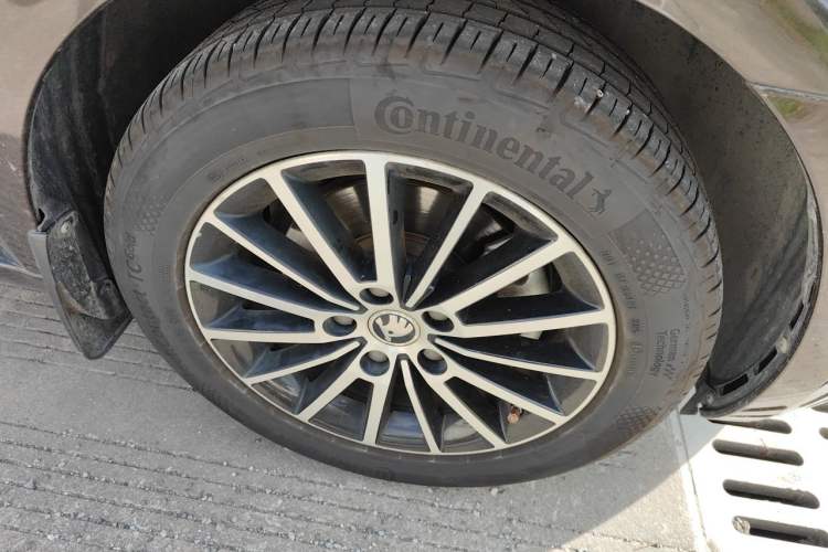 Used Skoda Octavia 2018 1.6L Automatic Luxury Edition Right Front Wheel Hub