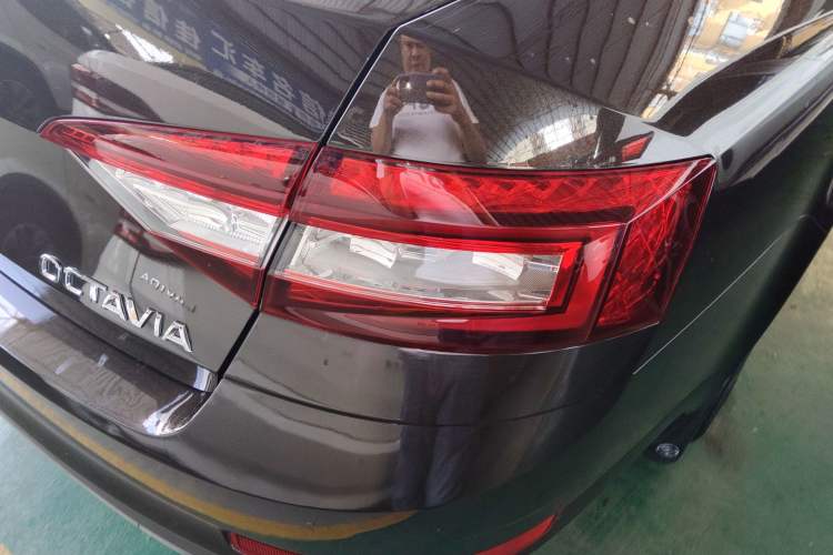 Used Skoda Octavia 2018 1.6L Automatic Luxury Edition Right Rear Taillight