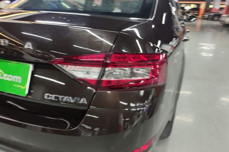 Used Skoda Octavia 2018 1.6L Automatic Luxury Edition Right Rear Taillight