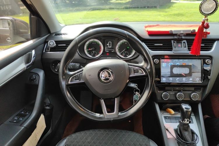 Used Skoda Octavia 2018 1.6L Automatic Luxury Edition Steering Wheel
