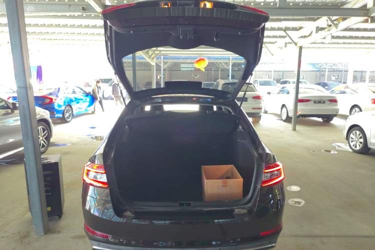 Used Skoda Octavia 2018 1.6L Automatic Luxury Edition Trunk