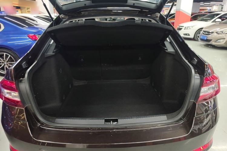 Used Skoda Octavia 2018 1.6L Automatic Luxury Edition Trunk