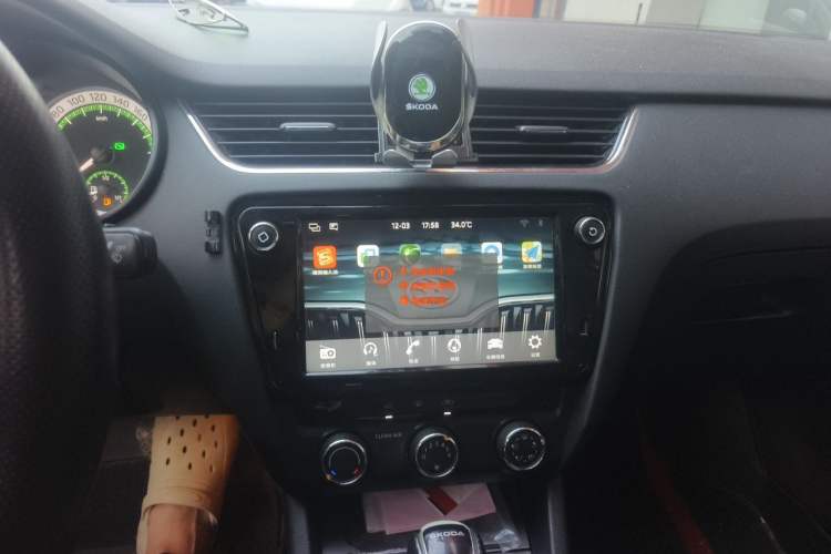 Used Skoda Octavia 2018 1.6L Automatic Luxury Edition Audio And AC Panel