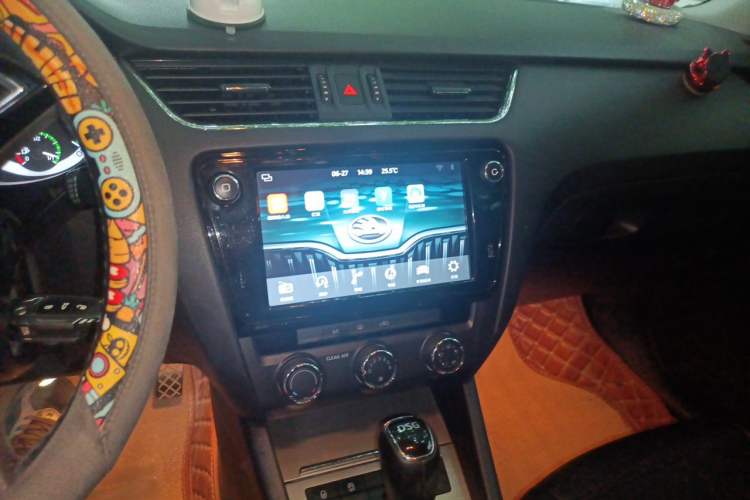 Used Skoda Octavia 2018 TSI230 DSG Luxury Edition Audio And AC Panel