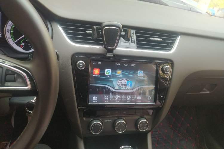 Used Skoda Octavia 2018 TSI230 DSG Luxury Edition Audio And AC Panel
