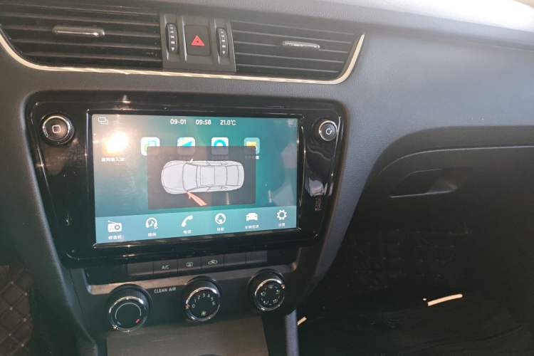 Used Skoda Octavia 2018 1.6L Automatic Luxury Edition Audio And AC Panel