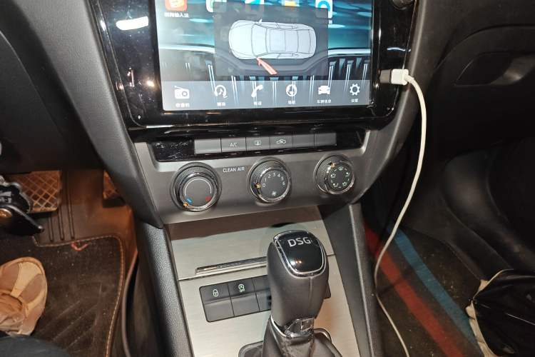 Used Skoda Octavia 2018 TSI230 DSG Luxury Edition Audio And AC Panel