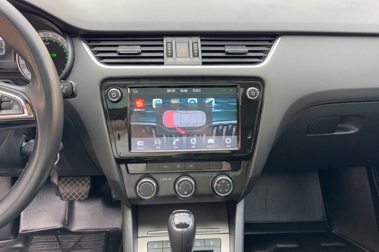 Used Skoda Octavia 2018 TSI280 DSG Luxury Edition Audio And AC Panel