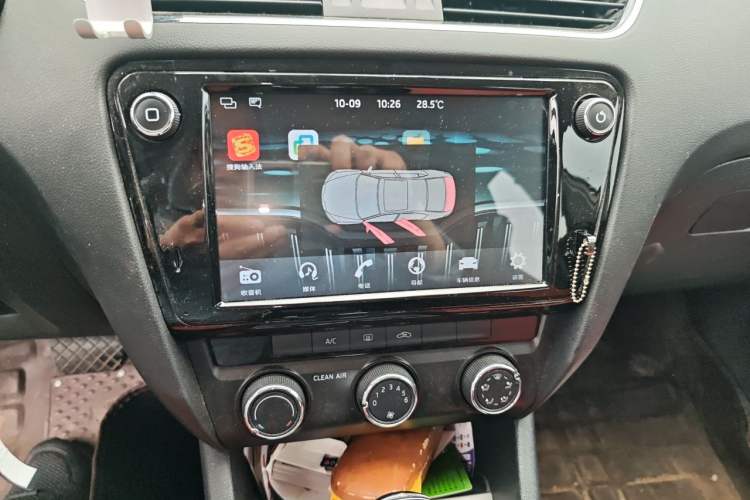 Used Skoda Octavia 2018 TSI230 DSG Comfort Edition Audio And AC Panel