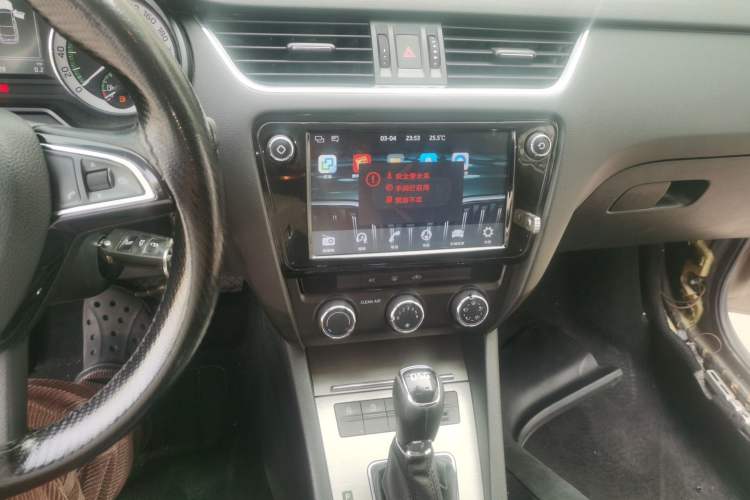 Used Skoda Octavia 2018 TSI280 DSG Luxury Edition Audio And AC Panel