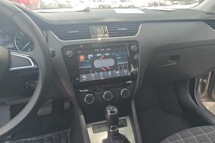Used Skoda Octavia 2018 1.6L Automatic Comfort Edition Audio And AC Panel