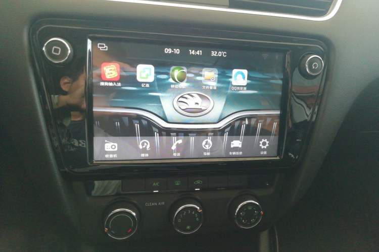 Used Skoda Octavia 2018 TSI230 DSG Luxury Edition Audio And AC Panel