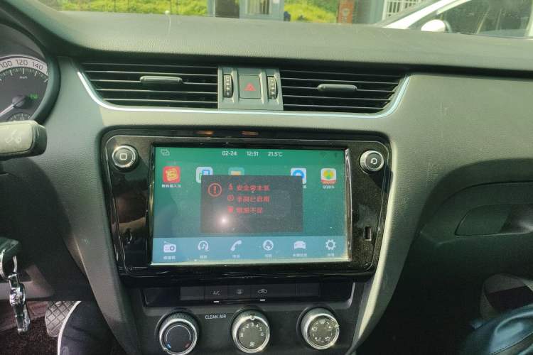 Used Skoda Octavia 2018 TSI230 DSG Luxury Edition Audio And AC Panel