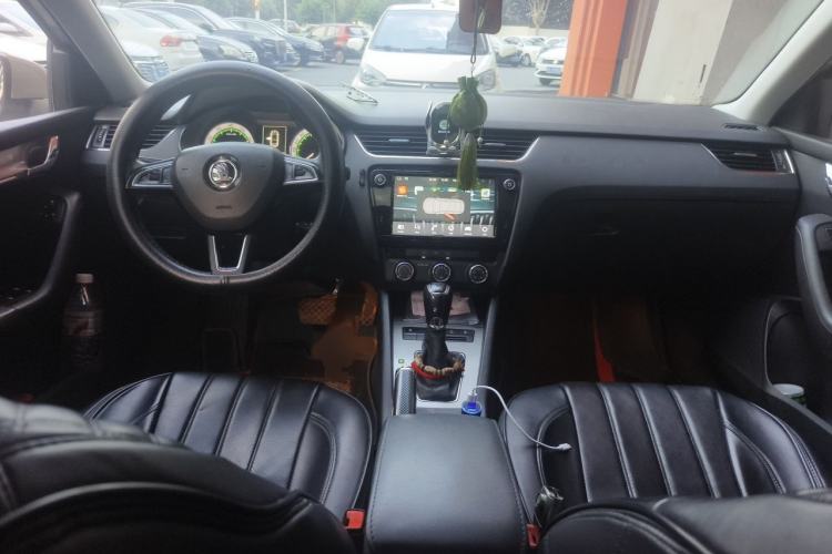 Used Skoda Octavia 2018 1.6L Automatic Luxury Edition Center Console