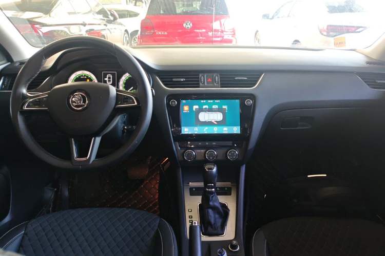 Used Skoda Octavia 2018 1.6L Automatic Luxury Edition Center Console