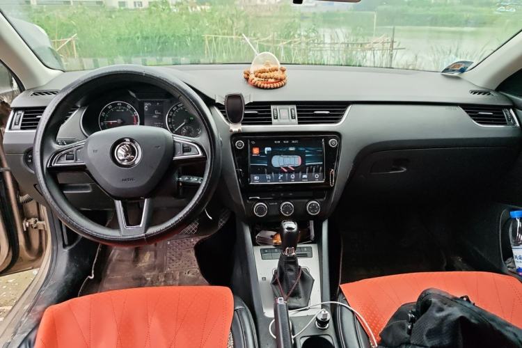 Used Skoda Octavia 2018 TSI230 DSG Comfort Edition Center Console