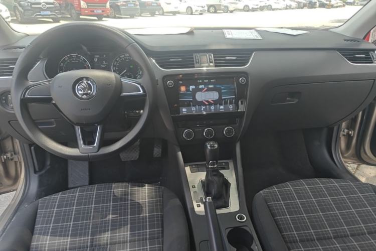 Used Skoda Octavia 2018 1.6L Automatic Comfort Edition Center Console