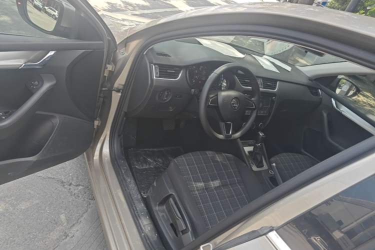 Used Skoda Octavia 2018 1.6L Automatic Comfort Edition Driver Seat