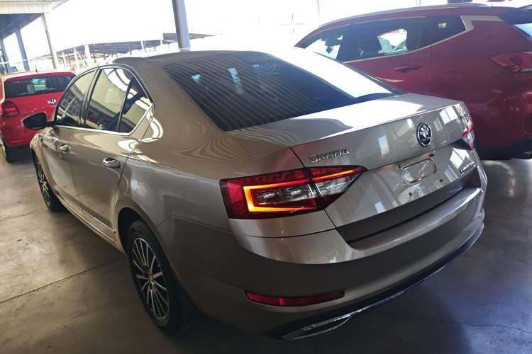 Used Skoda Octavia 2018 1.6L Automatic Luxury Edition Exterior 2
