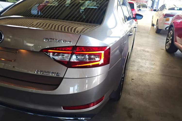 Used Skoda Octavia 2018 1.6L Automatic Luxury Edition Exterior 3