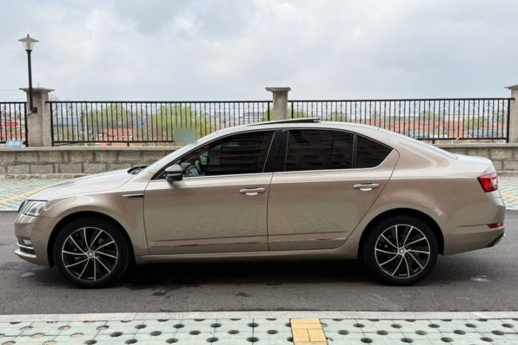 Used Skoda Octavia 2018 TSI280 DSG Luxury Edition Exterior 4