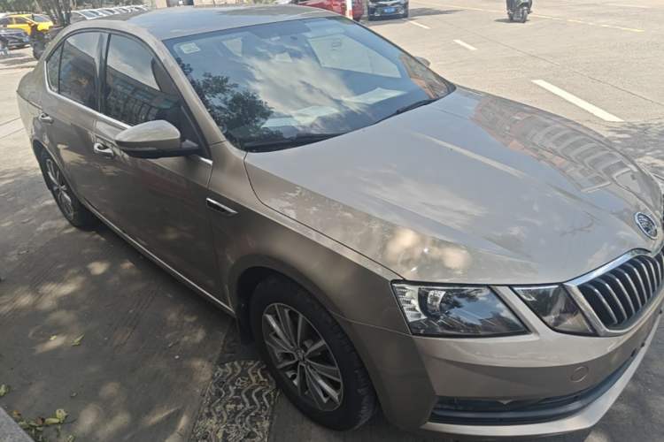 Used Skoda Octavia 2018 1.6L Automatic Comfort Edition Front Right 45 Deg