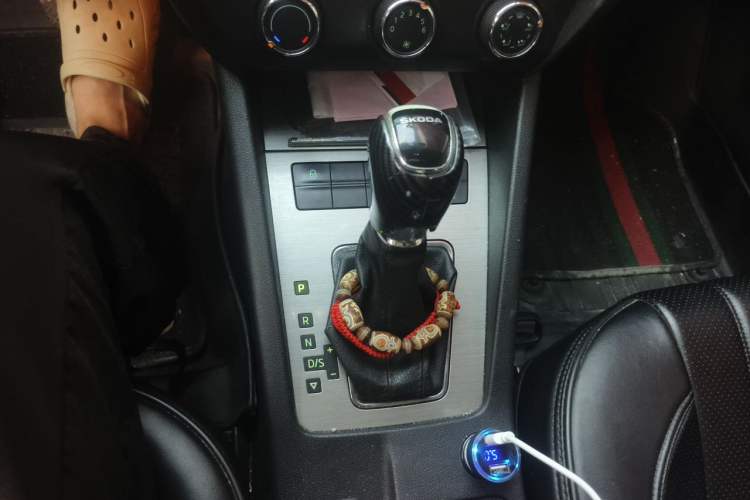 Used Skoda Octavia 2018 1.6L Automatic Luxury Edition Gear Lever