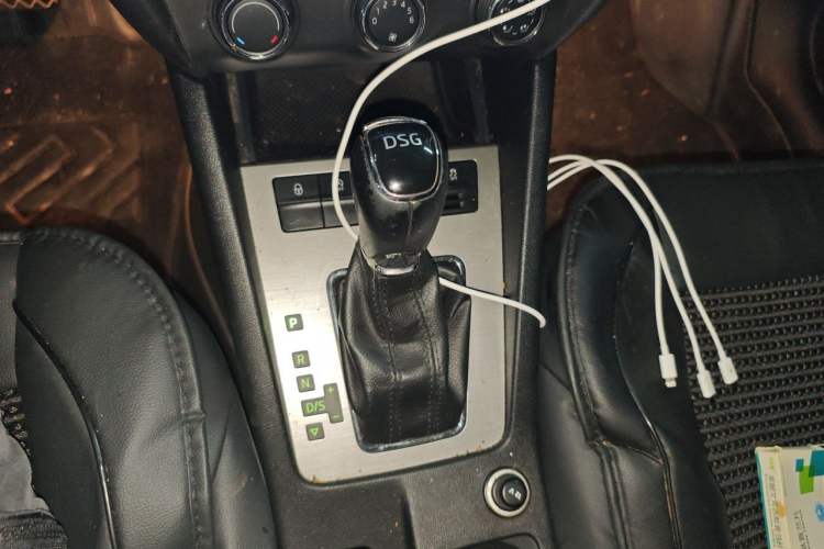 Used Skoda Octavia 2018 TSI230 DSG Luxury Edition Gear Lever