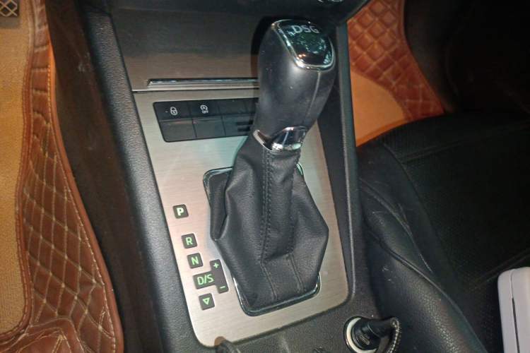 Used Skoda Octavia 2018 TSI230 DSG Luxury Edition Gear Lever