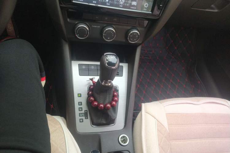 Used Skoda Octavia 2018 TSI230 DSG Luxury Edition Gear Lever