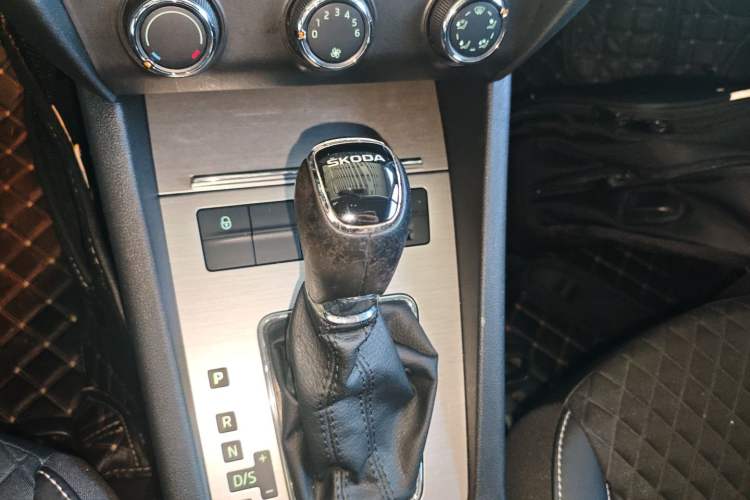Used Skoda Octavia 2018 1.6L Automatic Luxury Edition Gear Lever