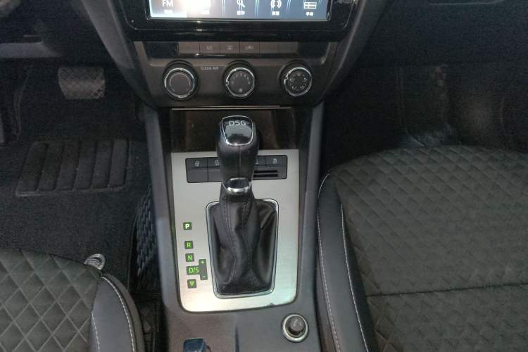 Used Skoda Octavia 2018 TSI230 DSG Luxury Edition Gear Lever