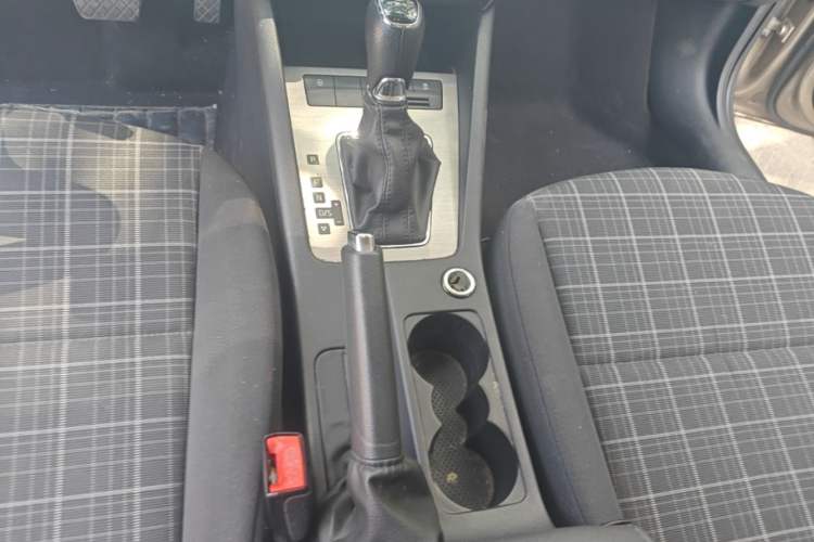 Used Skoda Octavia 2018 1.6L Automatic Comfort Edition Gear Lever