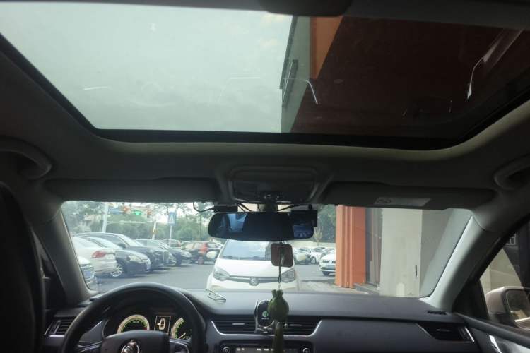 Used Skoda Octavia 2018 1.6L Automatic Luxury Edition Headliner