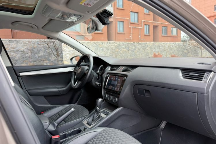 Used Skoda Octavia 2018 TSI280 DSG Luxury Edition Interior 3