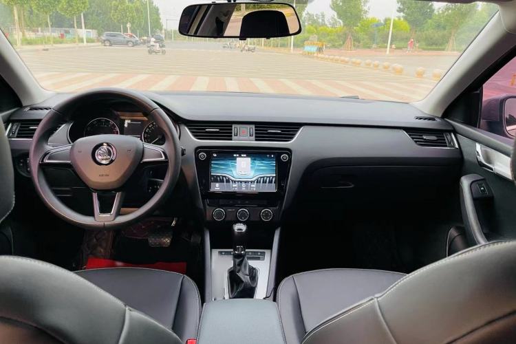 Used Skoda Octavia 2018 TSI230 DSG Comfort Edition Interior 4
