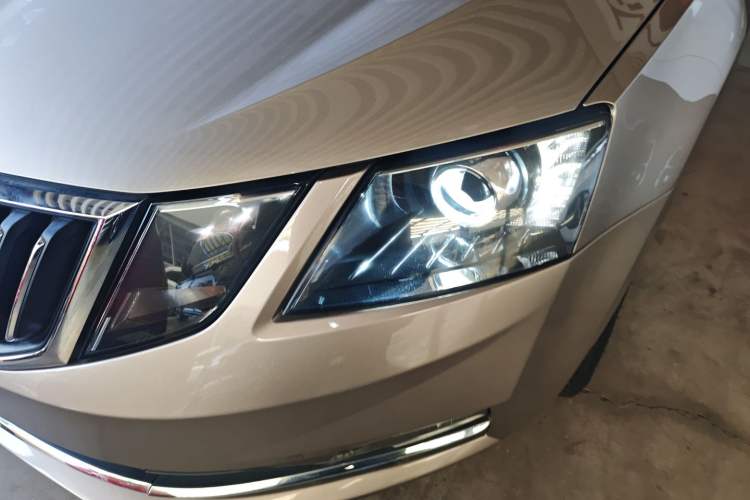 Used Skoda Octavia 2018 1.6L Automatic Luxury Edition Left Front Headlight