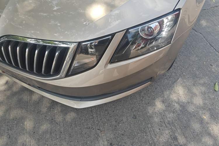 Used Skoda Octavia 2018 1.6L Automatic Comfort Edition Left Front Headlight