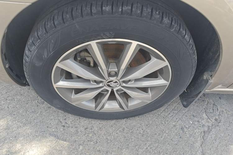 Used Skoda Octavia 2018 1.6L Automatic Comfort Edition Left Front Wheel Hub