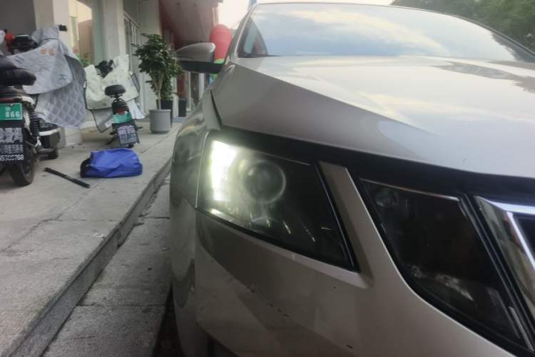 Used Skoda Octavia 2018 1.6L Automatic Luxury Edition Right Front Headlight
