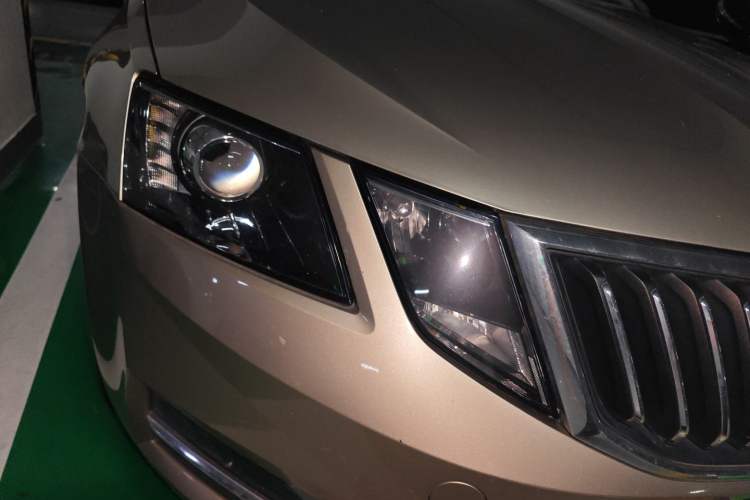 Used Skoda Octavia 2018 TSI230 DSG Luxury Edition Right Front Headlight