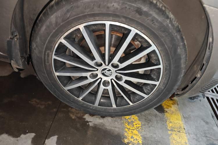 Used Skoda Octavia 2018 TSI230 DSG Luxury Edition Right Front Wheel Hub