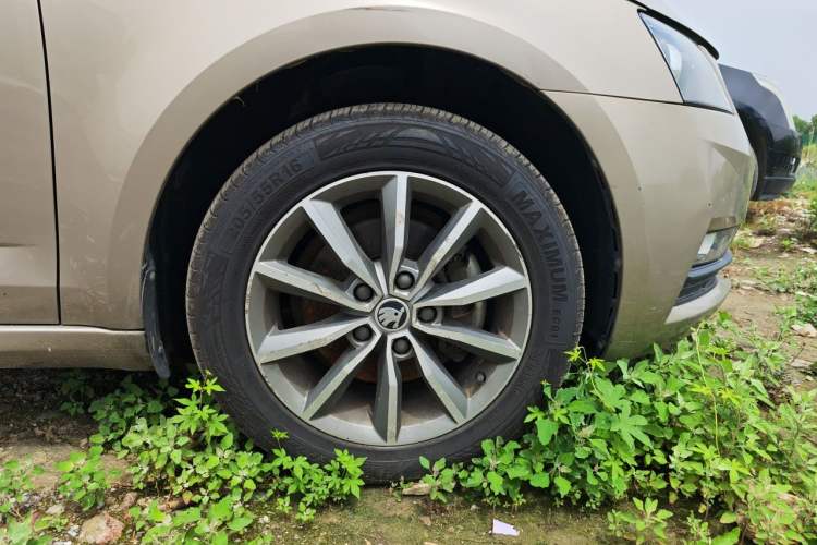 Used Skoda Octavia 2018 TSI230 DSG Comfort Edition Right Front Wheel Hub