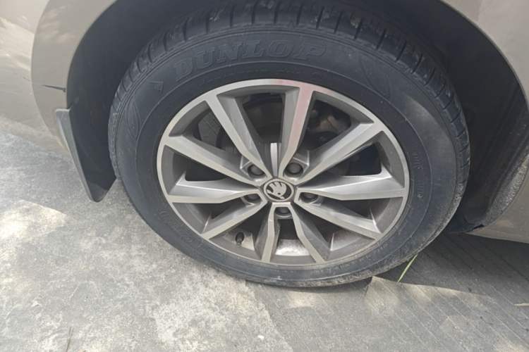 Used Skoda Octavia 2018 1.6L Automatic Comfort Edition Right Rear Wheel Hub