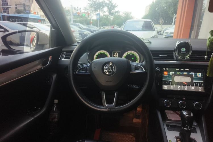 Used Skoda Octavia 2018 1.6L Automatic Luxury Edition Steering Wheel